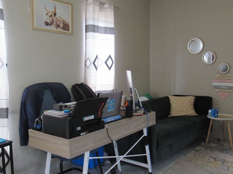 Cozy Comfort in the Heart of South Hills - Photo 2