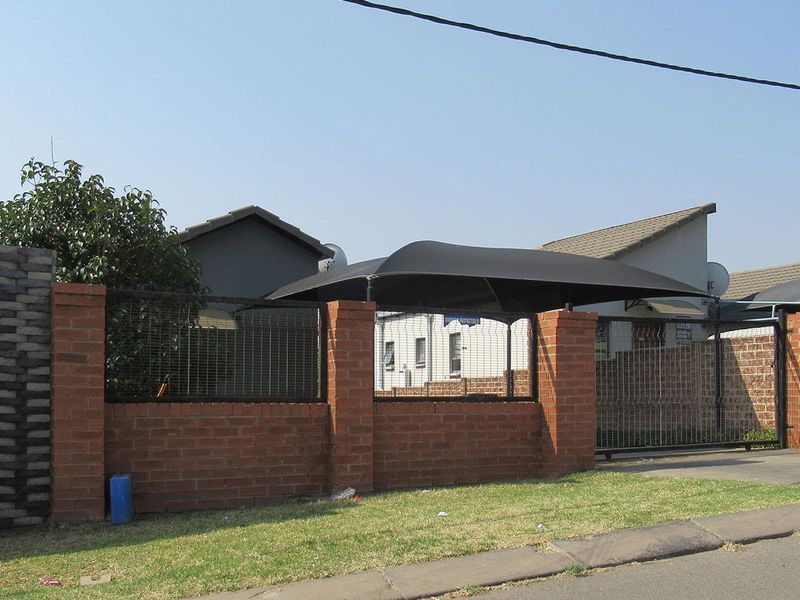 Cozy Comfort in the Heart of South Hills - Photo 9