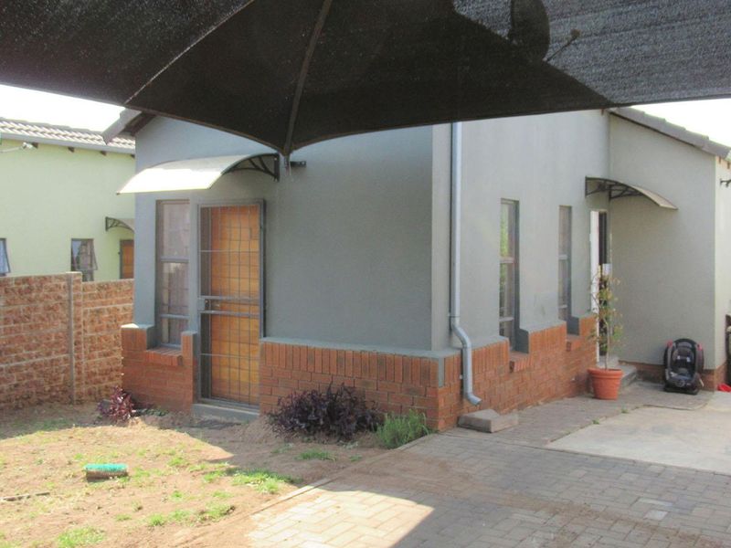 Cozy Comfort in the Heart of South Hills - Photo 8