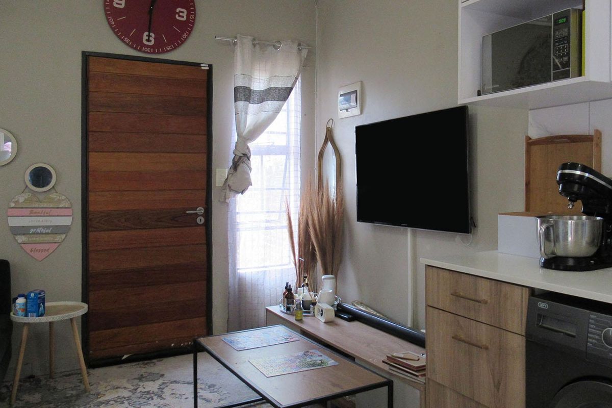 Cozy Comfort in the Heart of South Hills - Photo 3