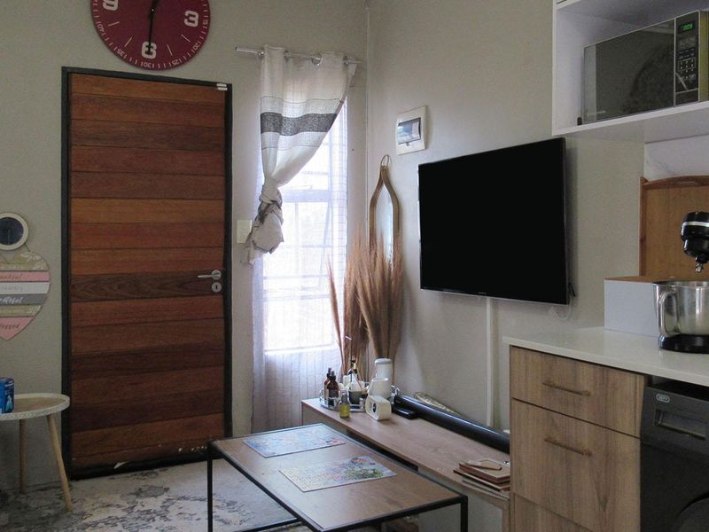 Cozy Comfort in the Heart of South Hills - Photo 3