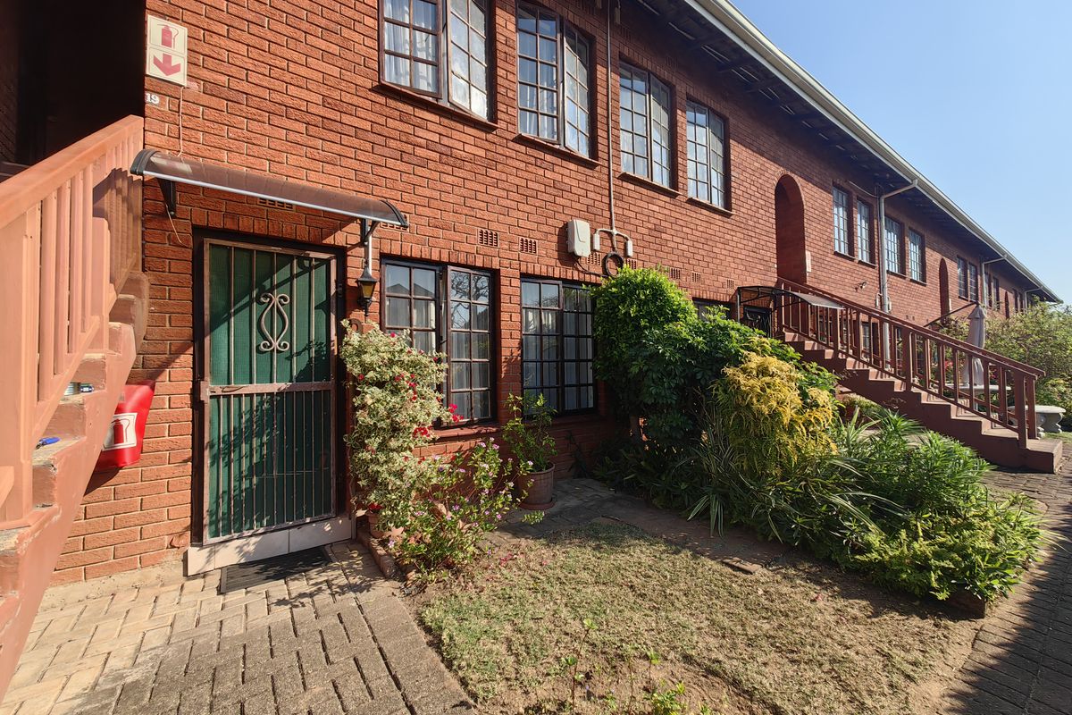 Neat and Central  Upstairs Flat – Scottburgh - Photo 2