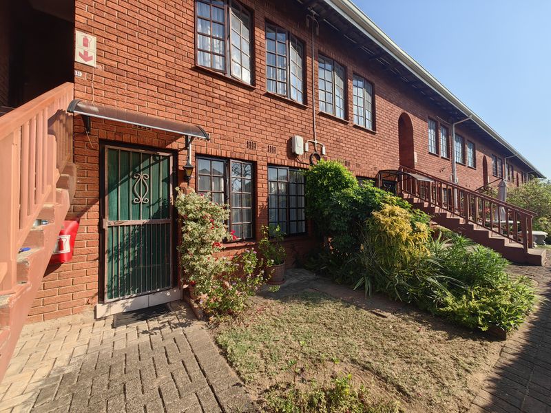 Neat and Central  Upstairs Flat – Scottburgh - Photo 2