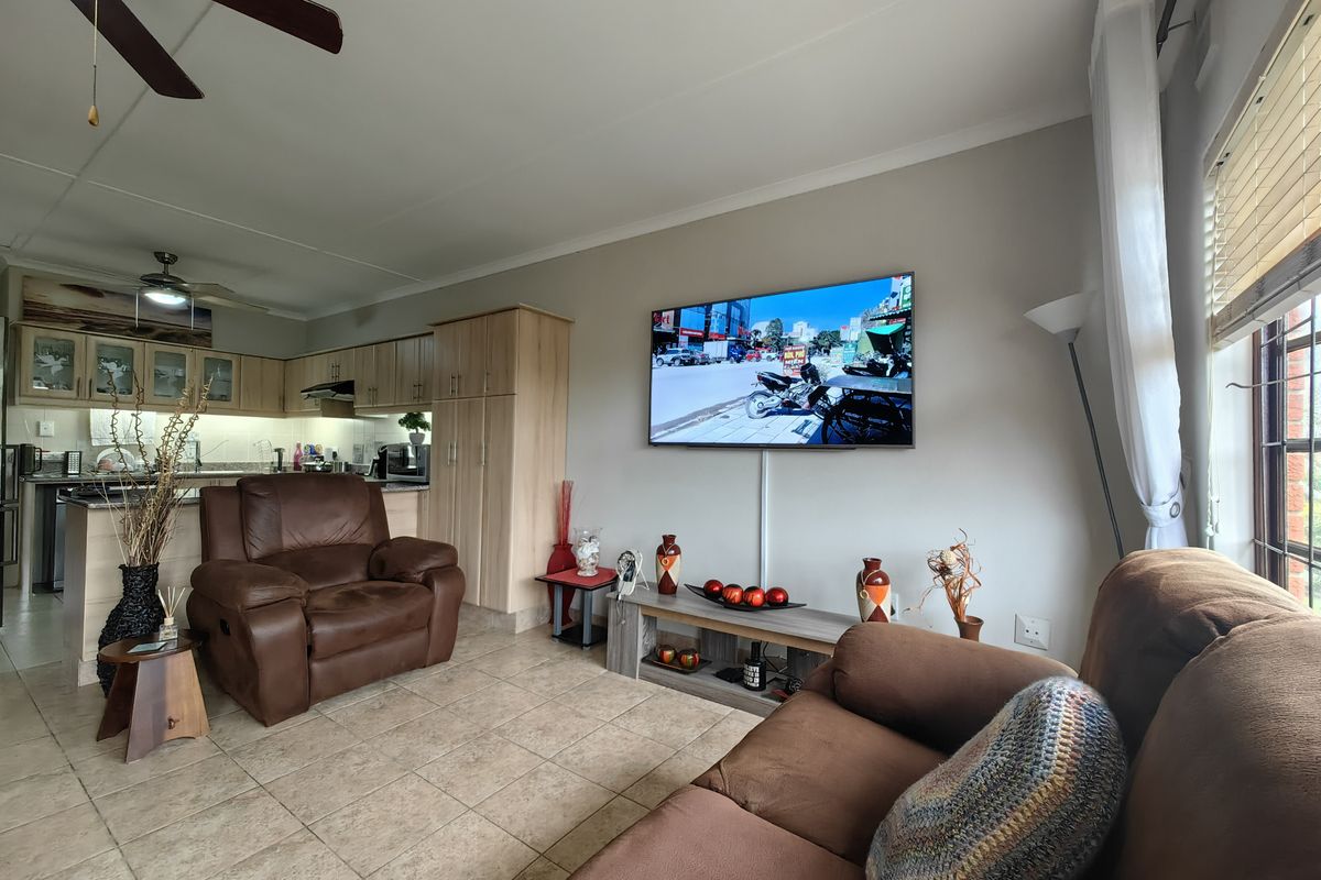 Neat and Central  Upstairs Flat – Scottburgh - Photo 4