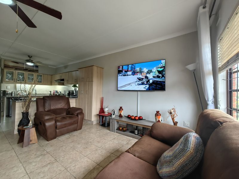 Neat and Central  Upstairs Flat – Scottburgh - Photo 4