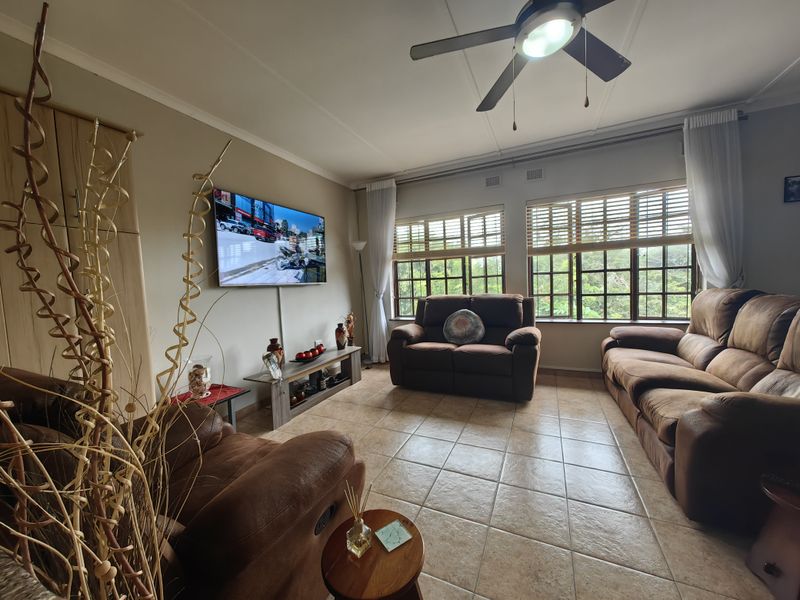 Neat and Central  Upstairs Flat – Scottburgh - Photo 6