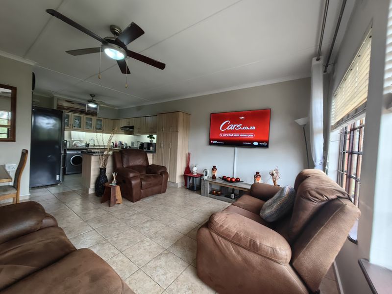 Neat and Central  Upstairs Flat – Scottburgh - Photo 5