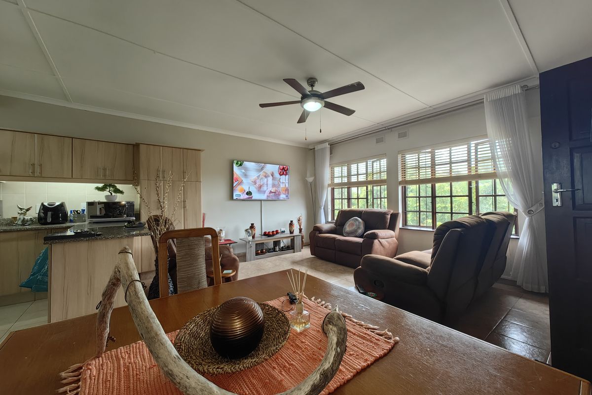 Neat and Central  Upstairs Flat – Scottburgh - Photo 3