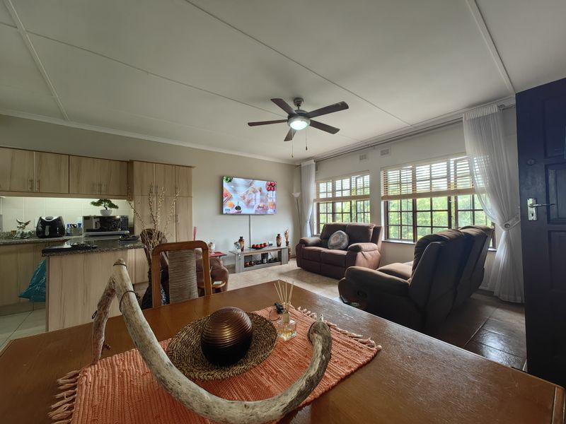 Neat and Central  Upstairs Flat – Scottburgh - Photo 3