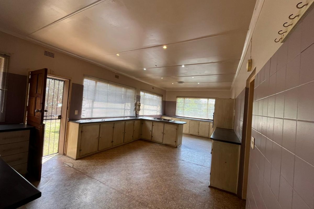 Spacious Family Home with Flat and Large Yard – Endless Possibilities Await! - Photo 4