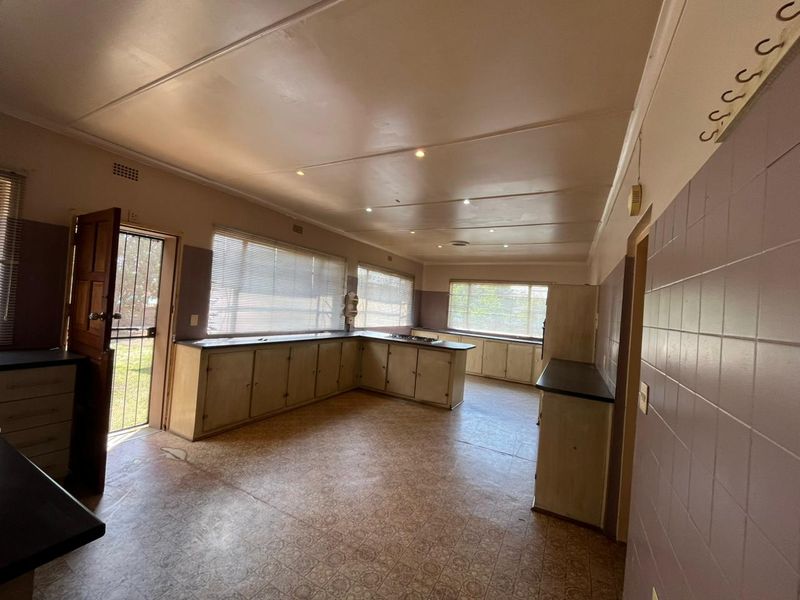 Spacious Family Home with Flat and Large Yard – Endless Possibilities Await! - Photo 4