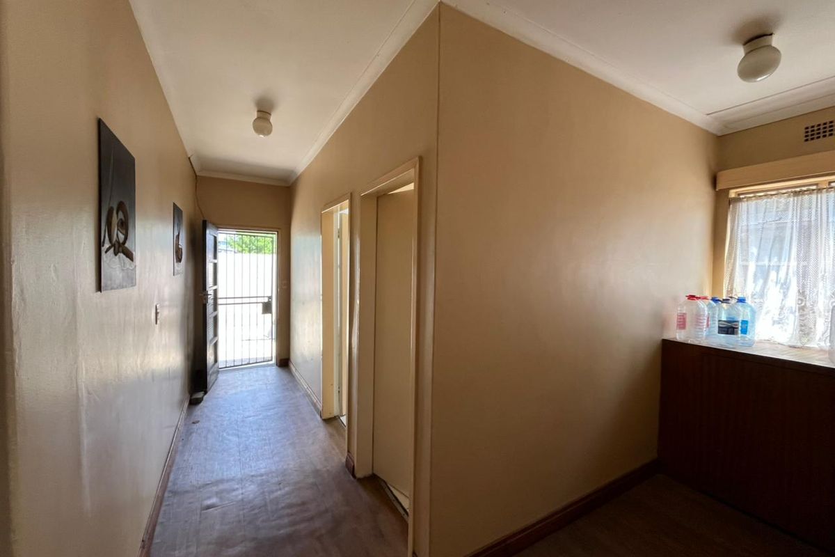 Spacious Family Home with Flat and Large Yard – Endless Possibilities Await! - Photo 3