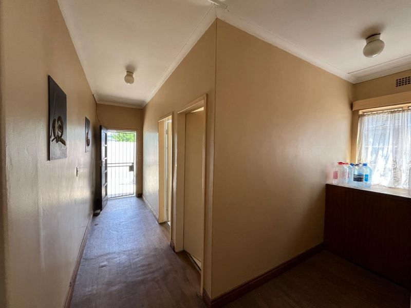 Spacious Family Home with Flat and Large Yard – Endless Possibilities Await! - Photo 3