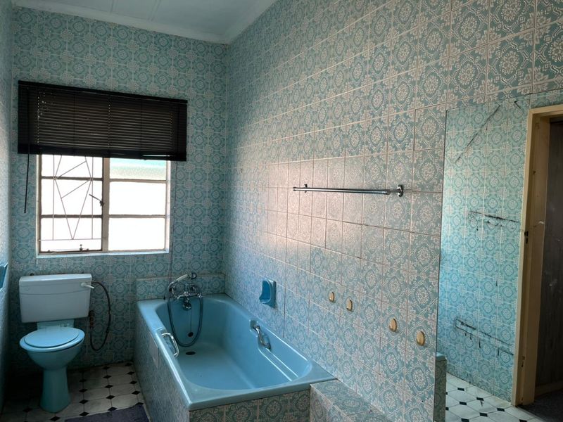 Spacious Family Home with Flat and Large Yard – Endless Possibilities Await! - Photo 10