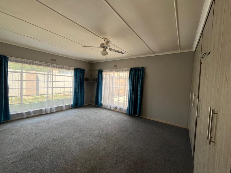 Spacious Family Home with Flat and Large Yard – Endless Possibilities Await! - Photo 9