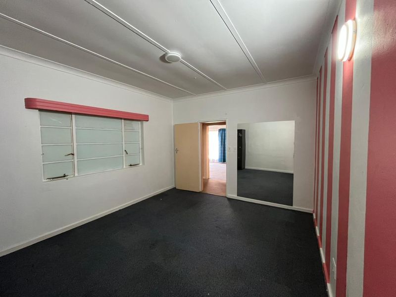 Spacious Family Home with Flat and Large Yard – Endless Possibilities Await! - Photo 8