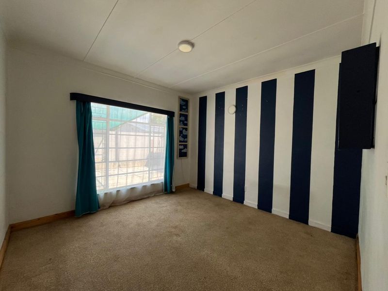 Spacious Family Home with Flat and Large Yard – Endless Possibilities Await! - Photo 7