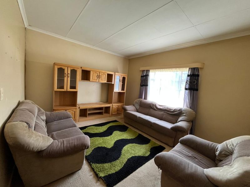 Spacious Family Home with Flat and Large Yard – Endless Possibilities Await! - Photo 6