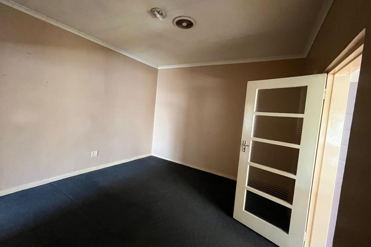 Spacious Family Home with Flat and Large Yard – Endless Possibilities Await! - Photo 5