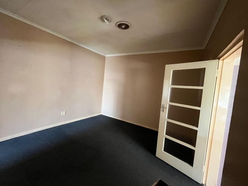 Spacious Family Home with Flat and Large Yard – Endless Possibilities Await! - Photo 5