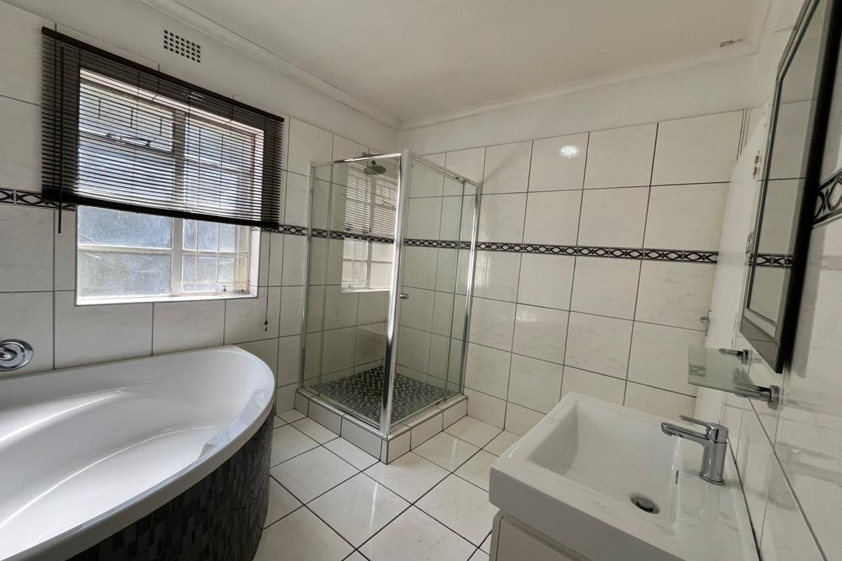 Spacious Family Home with Flat and Large Yard – Endless Possibilities Await! - Photo 2