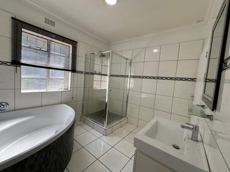 Spacious Family Home with Flat and Large Yard – Endless Possibilities Await! - Photo 2