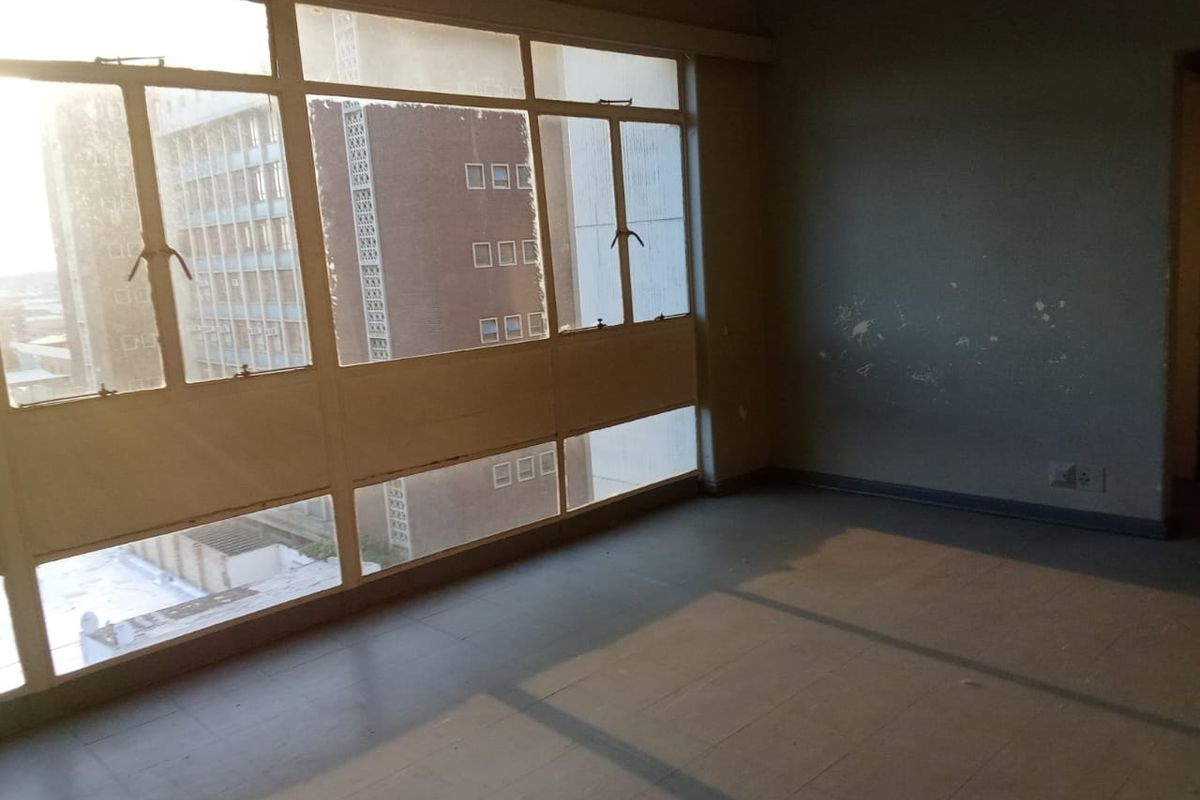 Spacious 1 bedroom for sale in Johannesburg - Photo 4