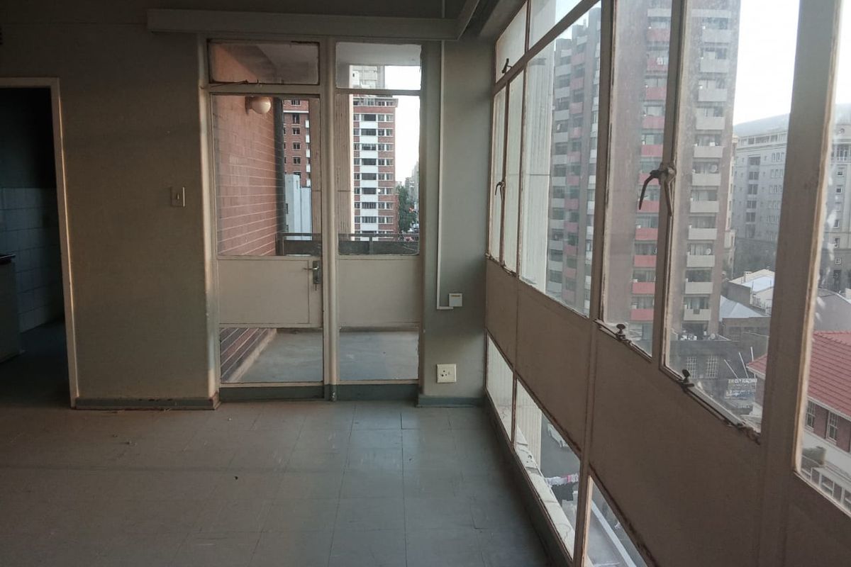 Spacious 1 bedroom for sale in Johannesburg - Photo 3