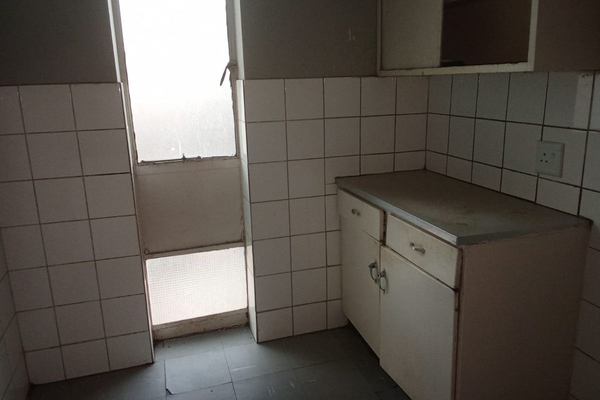 Spacious 1 bedroom for sale in Johannesburg - Photo 5