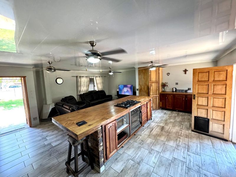 3 Bedroom Family Home with Pool, Borehole & Entertainer’s Patio - Photo 3