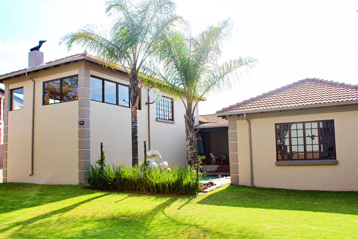 Fabulous Home in Complex - Photo 2
