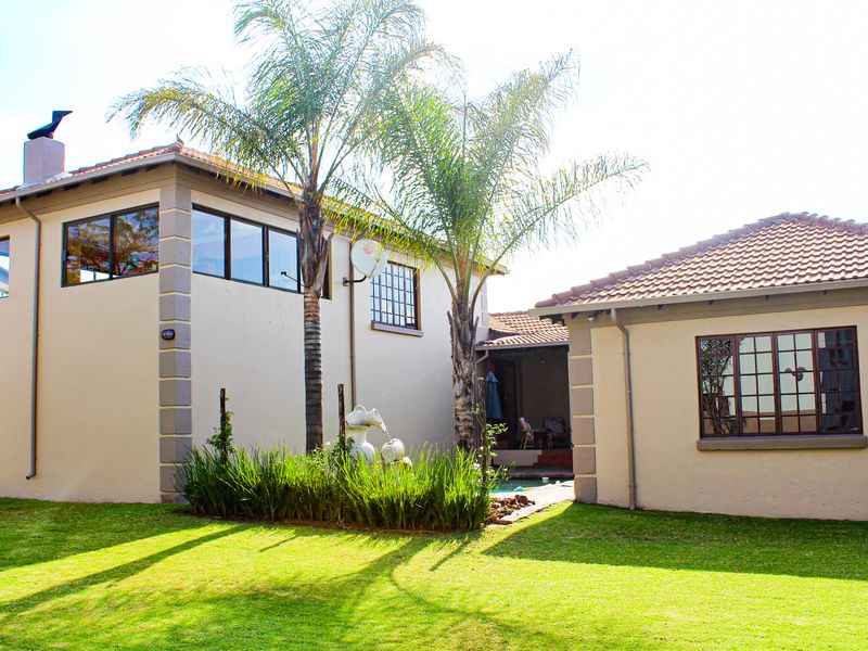 Fabulous Home in Complex - Photo 2