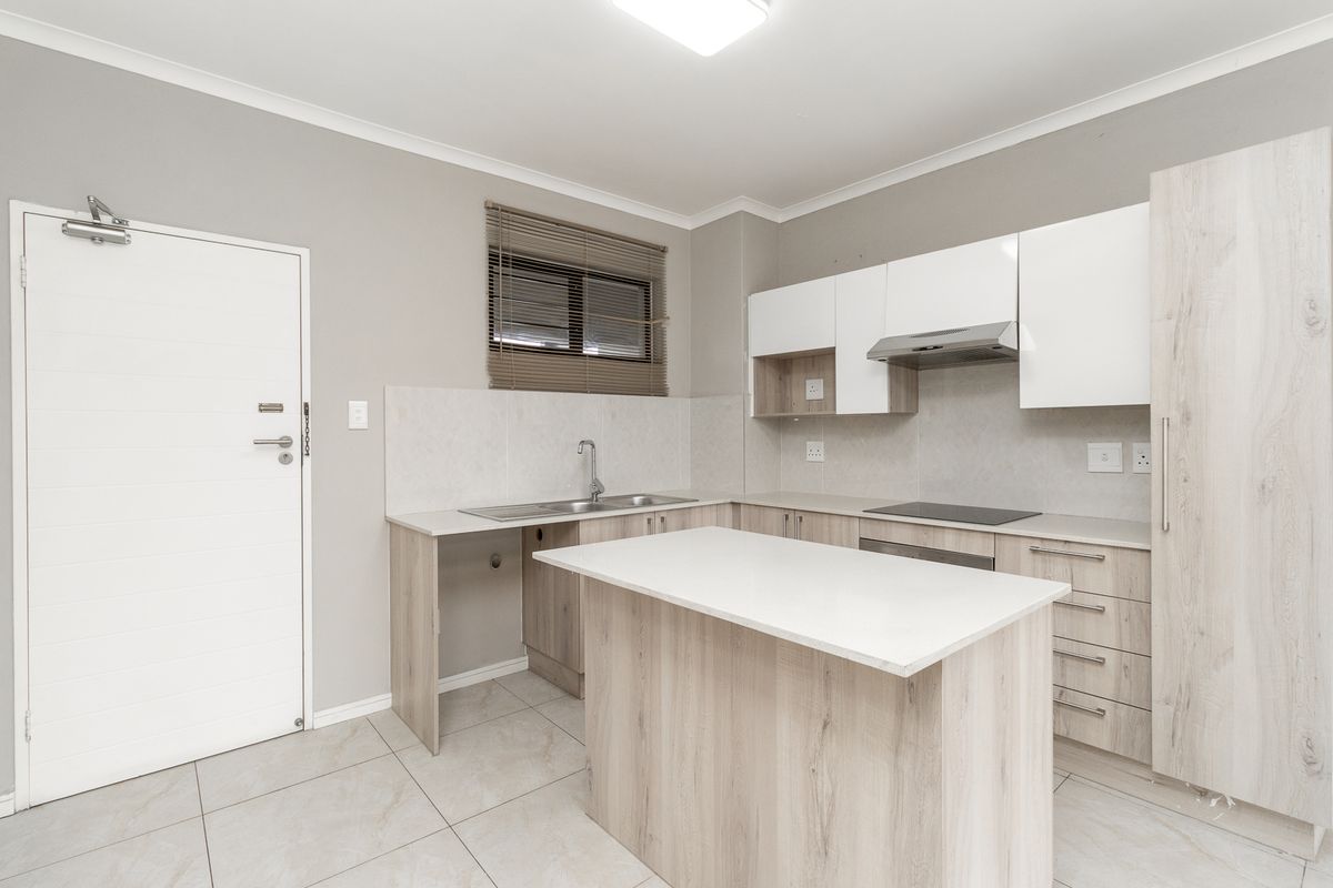 Stunning Lock-up-and-go in sought-after complex - Photo 4