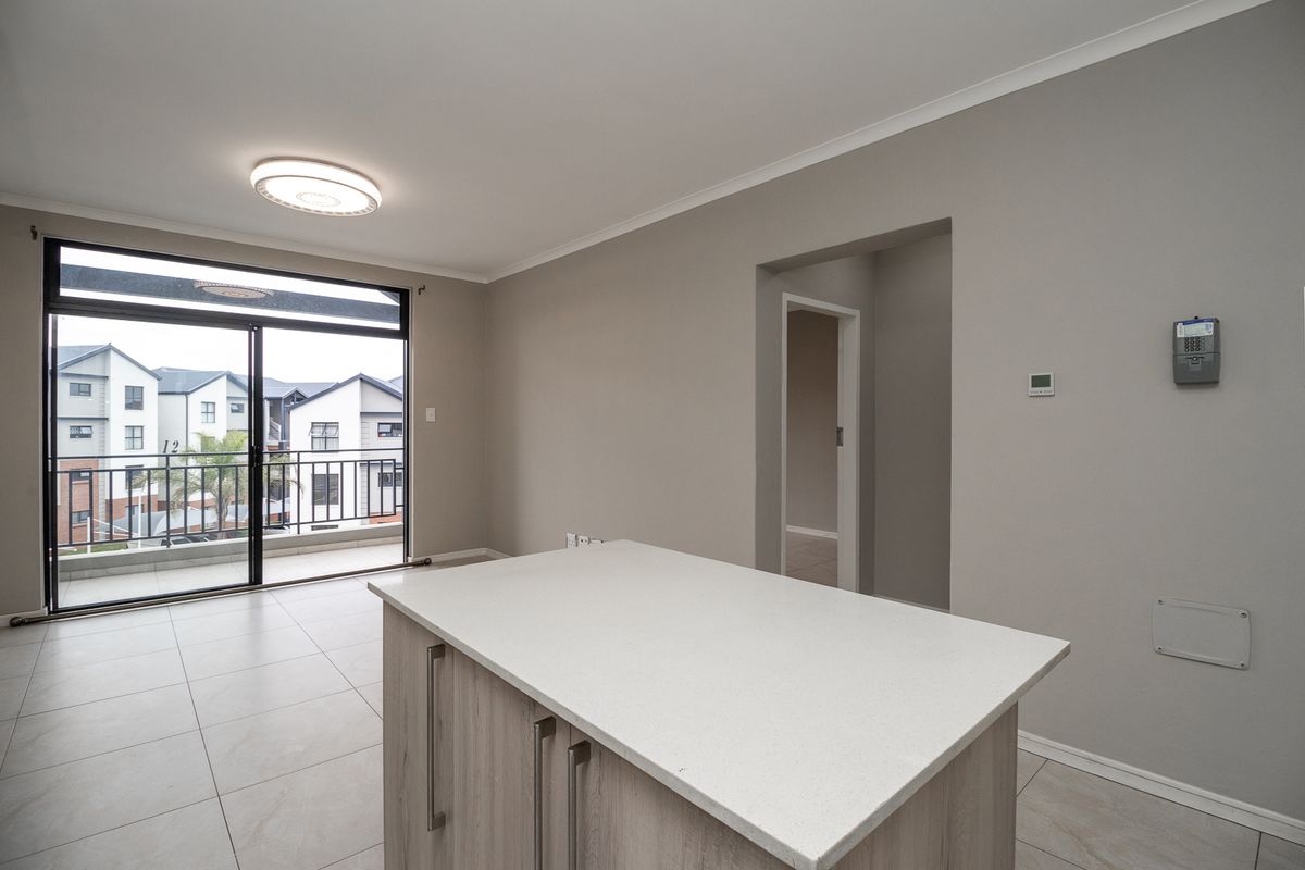Stunning Lock-up-and-go in sought-after complex - Photo 2
