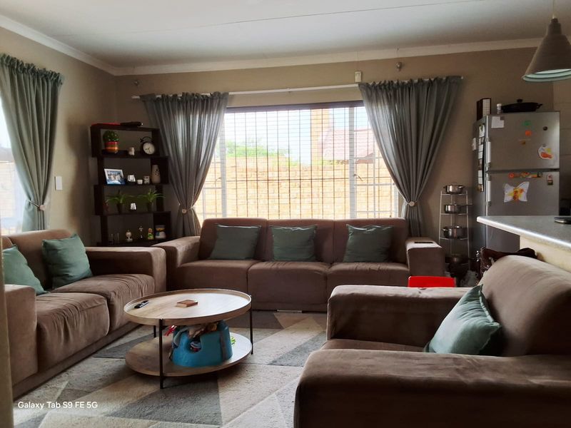 Modern & Secure 3-Bedroom Home in Sought-After Estate - Photo 3