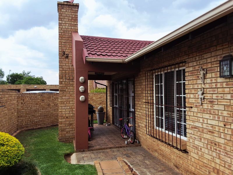Modern & Secure 3-Bedroom Home in Sought-After Estate - Photo 3