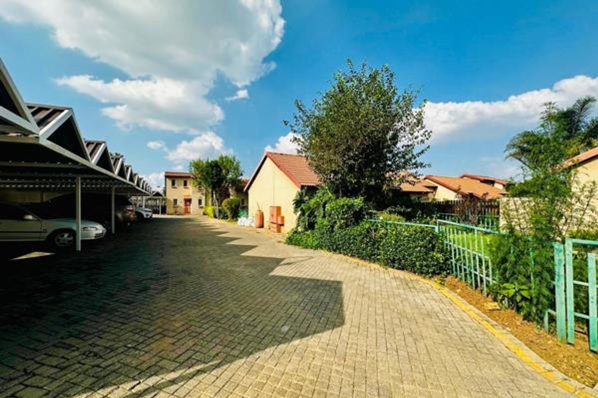 Lovely Neat 2-Bedroom Home with Private Garden in Secure Complex - Photo 2