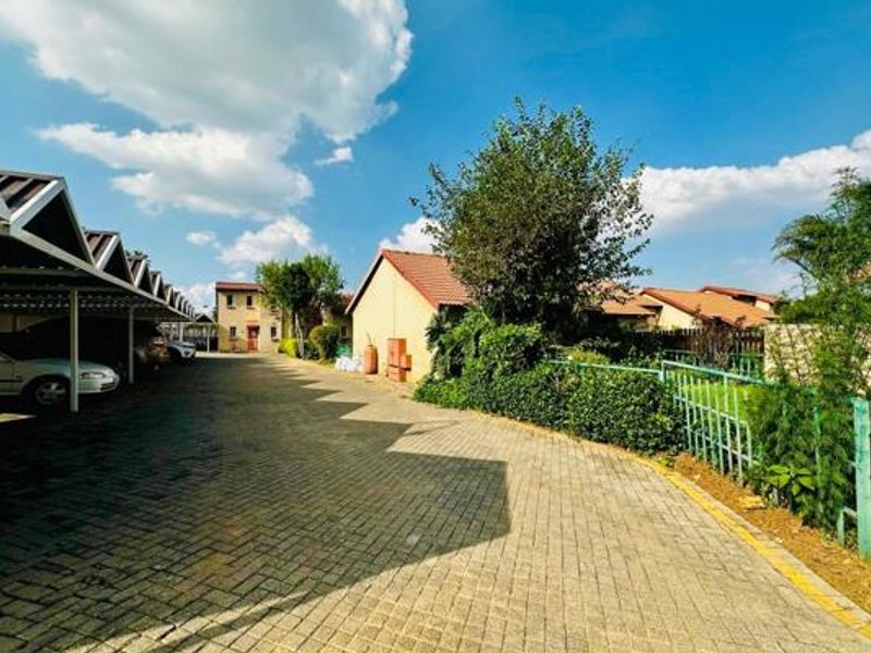 Lovely Neat 2-Bedroom Home with Private Garden in Secure Complex - Photo 2