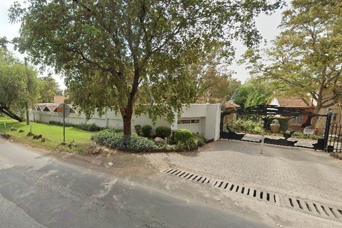 Lovely Neat 2-Bedroom Home with Private Garden in Secure Complex - Photo 3