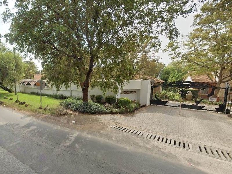 Lovely Neat 2-Bedroom Home with Private Garden in Secure Complex - Photo 3