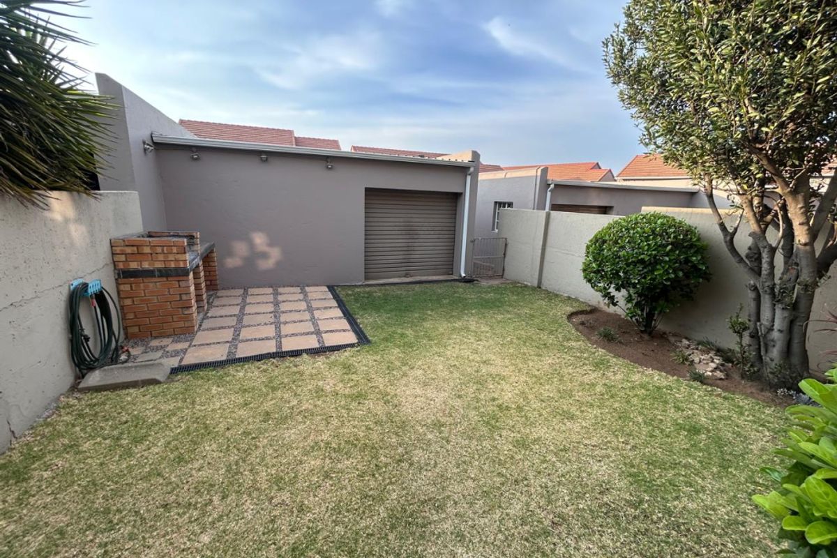 Lovely 3-Bedroom Duplex with Private Garden in Secure Complex - Photo 3