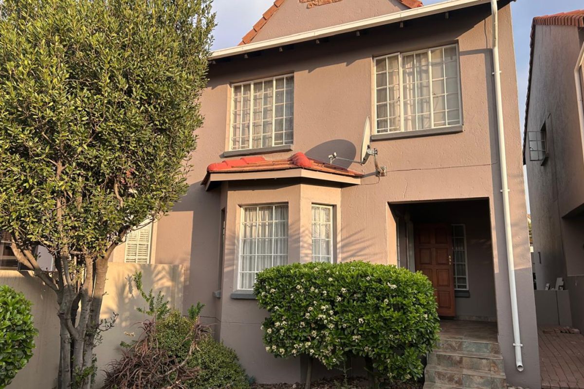 Lovely 3-Bedroom Duplex with Private Garden in Secure Complex - Photo 2