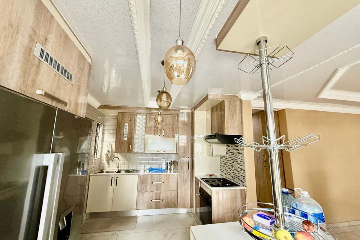 Beautiful Three-Bedroom Family Home in Chantelle with Self-Contained Cottage - Photo 5