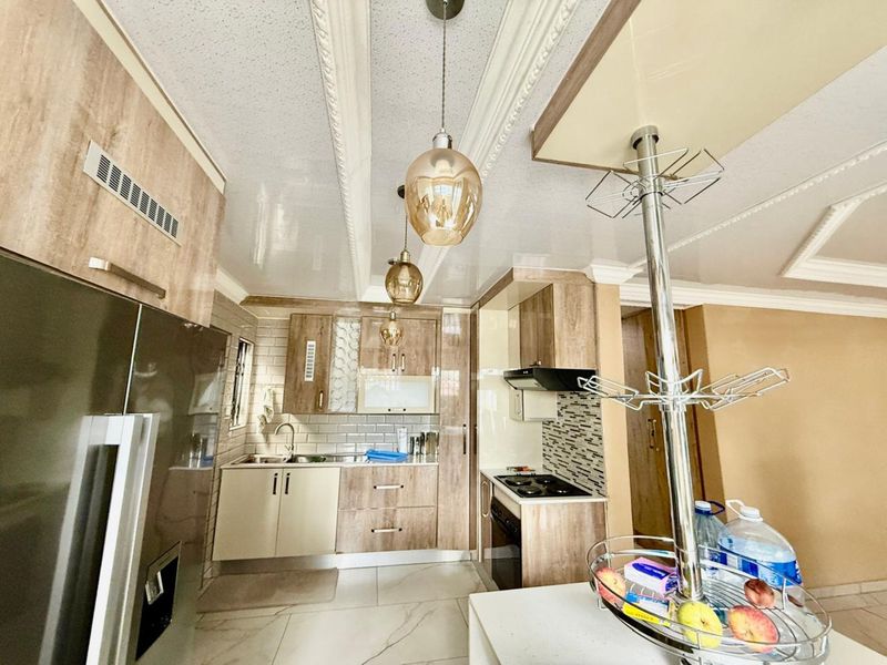 Beautiful Three-Bedroom Family Home in Chantelle with Self-Contained Cottage - Photo 5