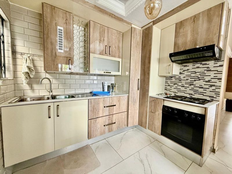 Beautiful Three-Bedroom Family Home in Chantelle with Self-Contained Cottage - Photo 3