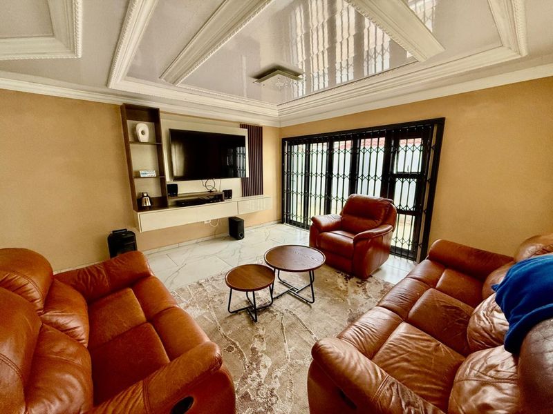 Beautiful Three-Bedroom Family Home in Chantelle with Self-Contained Cottage - Photo 8