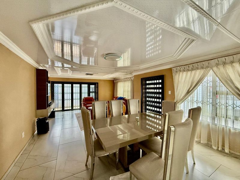 Beautiful Three-Bedroom Family Home in Chantelle with Self-Contained Cottage - Photo 7