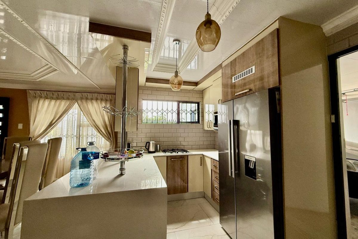 Beautiful Three-Bedroom Family Home in Chantelle with Self-Contained Cottage - Photo 4