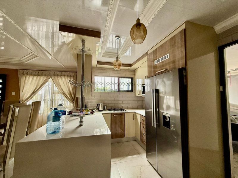 Beautiful Three-Bedroom Family Home in Chantelle with Self-Contained Cottage - Photo 4