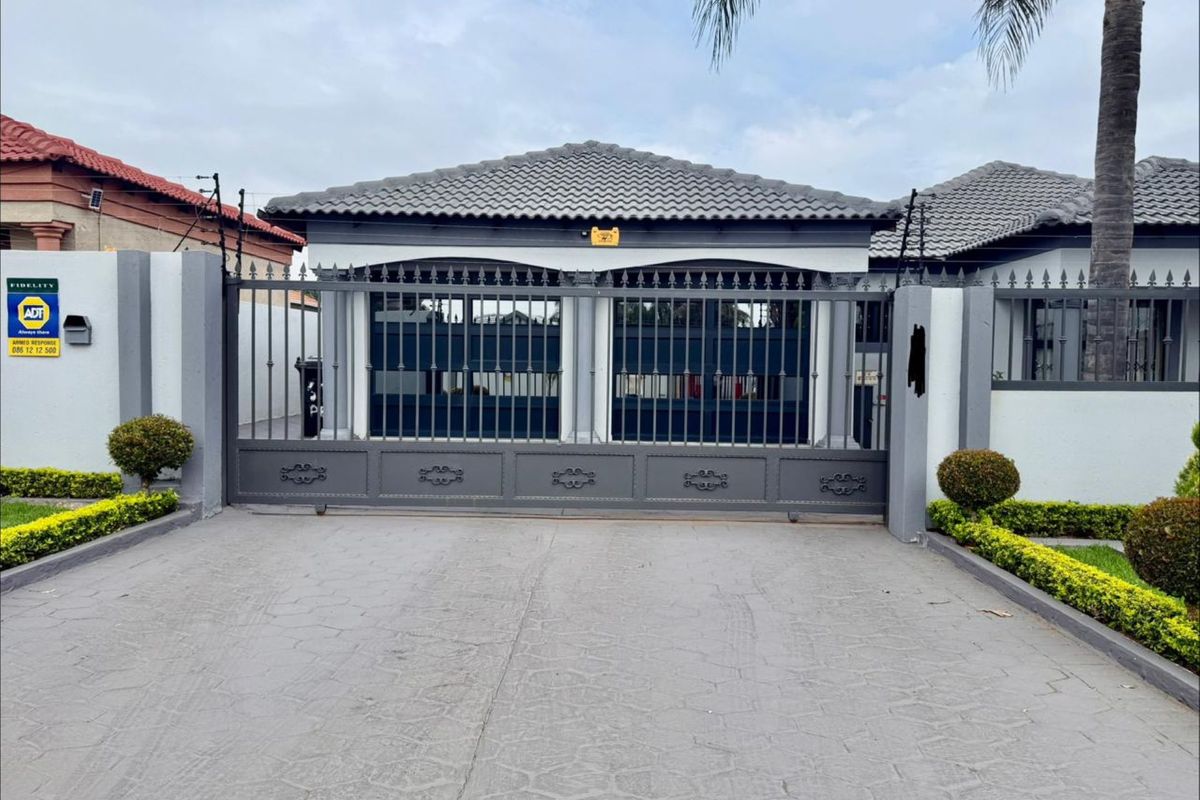 Beautiful Three-Bedroom Family Home in Chantelle with Self-Contained Cottage - Photo 2